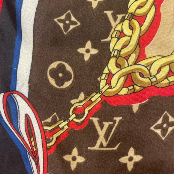 Good condition small stains in one corner of the scarf - Picture 6 of 16